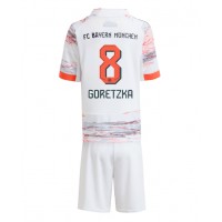 Stroje piłkarskie Bayern Munich Leon Goretzka #8 Koszulka Wyjazdowej dla dzieci 2025-26 Krótki Rękaw (+ szorty)